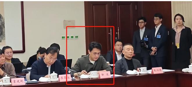 就又获“新身份”网友：当仁不让厉害！48岁靳东刚参加完两会(图7)