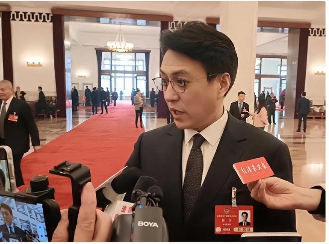 就又获“新身份”网友：当仁不让厉害！48岁靳东刚参加完两会(图15)
