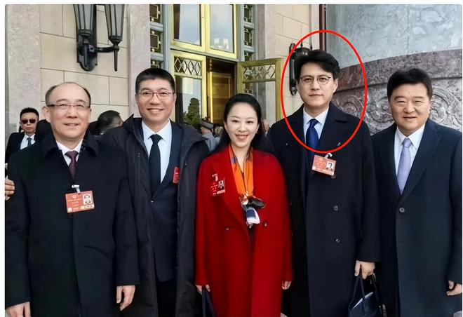 就又获“新身份”网友：当仁不让厉害！48岁靳东刚参加完两会(图14)