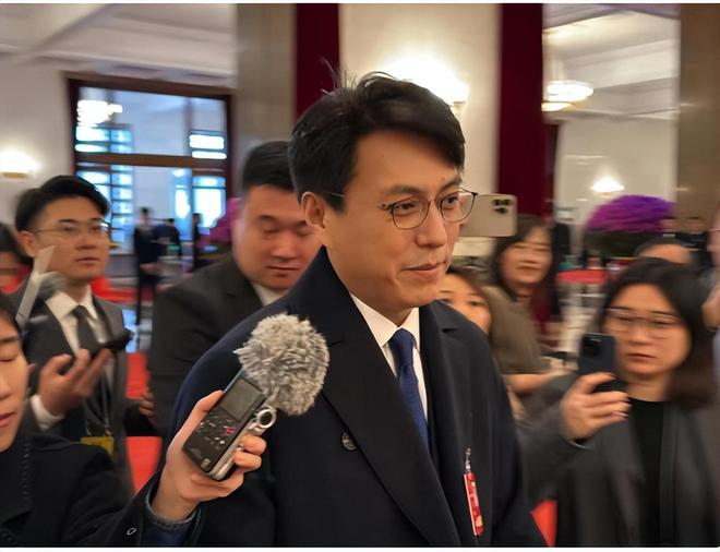 就又获“新身份”网友：当仁不让厉害！48岁靳东刚参加完两会(图28)