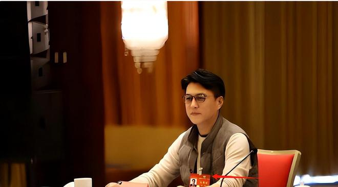 就又获“新身份”网友：当仁不让厉害！48岁靳东刚参加完两会(图26)