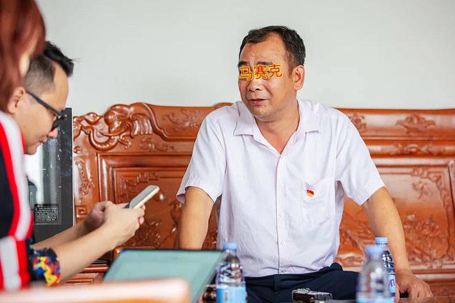 光照片流出：疑是53岁书记千金29岁女老师出轨多人床上细节曝(图2)