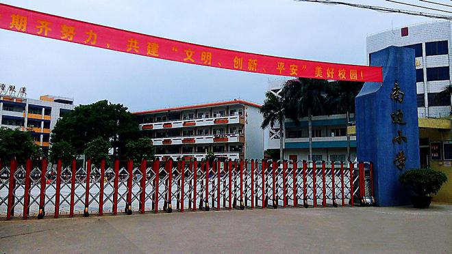 光照片流出：疑是53岁书记千金29岁女老师出轨多人床上细节曝(图4)